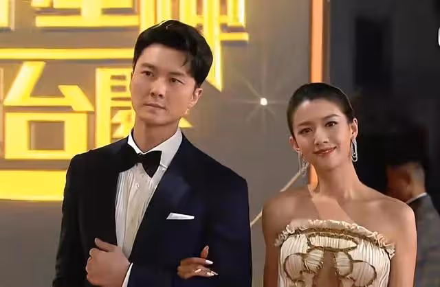遭TVB冷待?老戲骨李家鼎台慶合照慘被「發配邊疆」,像極圈外人