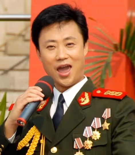 70後軍旅歌手耿為華：女粉絲倒追2年，離婚那天和女兒抱頭痛哭