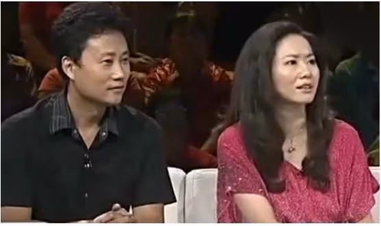 70後軍旅歌手耿為華：女粉絲倒追2年，離婚那天和女兒抱頭痛哭