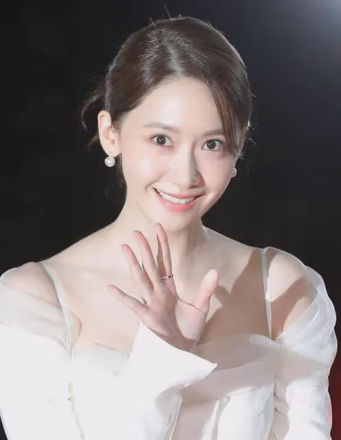 韓女演員們林允兒 雪炫 鄭秀晶 方敏雅，寒東中露出肩膀的大膽時尚