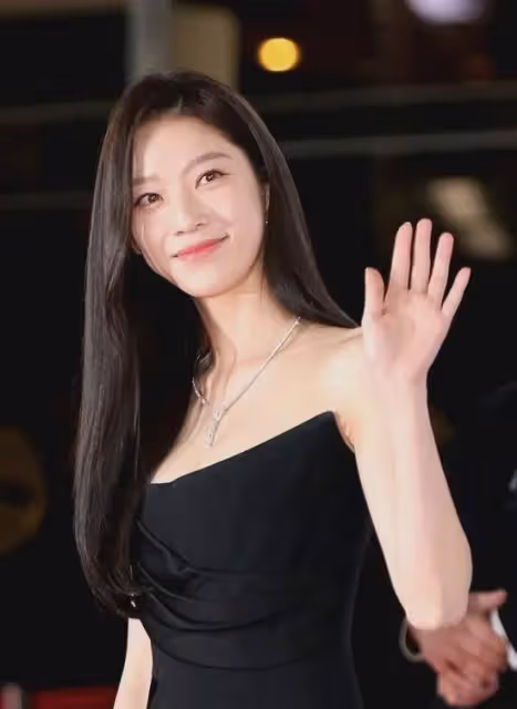 韓女演員們林允兒 雪炫 鄭秀晶 方敏雅，寒東中露出肩膀的大膽時尚