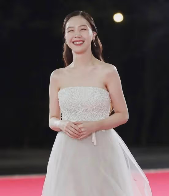 韓女演員們林允兒 雪炫 鄭秀晶 方敏雅，寒東中露出肩膀的大膽時尚