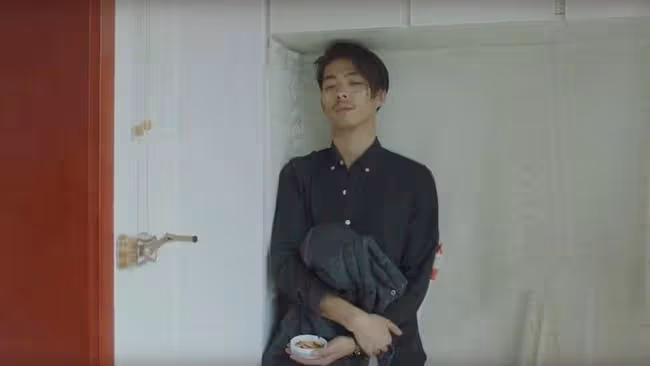 我，19歲，偷情未遂，渾身赤裸躲在一張床下…