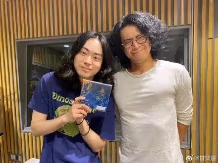 菅田將暉婚後近照曝光，與小栗旬合照被嘲「邋遢男人」