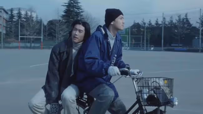 我，19歲，偷情未遂，渾身赤裸躲在一張床下…