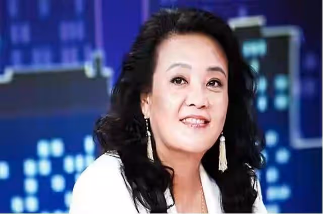 汪小菲大S離婚後,母親張蘭被氣病倒,在直播間情緒失控怒懟網友