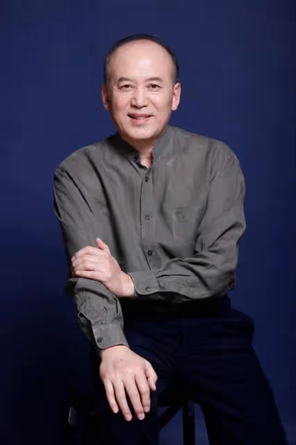 著名演員郭達：娶大一歲的妻子也幸福，一番話曾讓蔡明眼含淚水