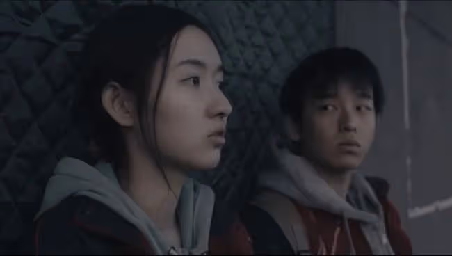 我，19歲，偷情未遂，渾身赤裸躲在一張床下…