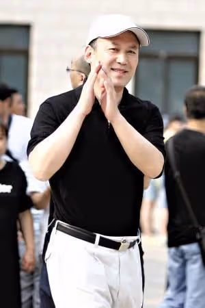 著名演員郭達:娶大一歲的妻子也幸福,一番話曾讓蔡明眼含淚水