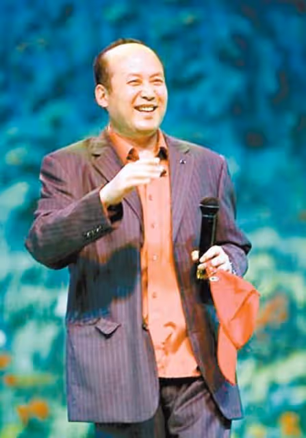 著名演員郭達:娶大一歲的妻子也幸福,一番話曾讓蔡明眼含淚水