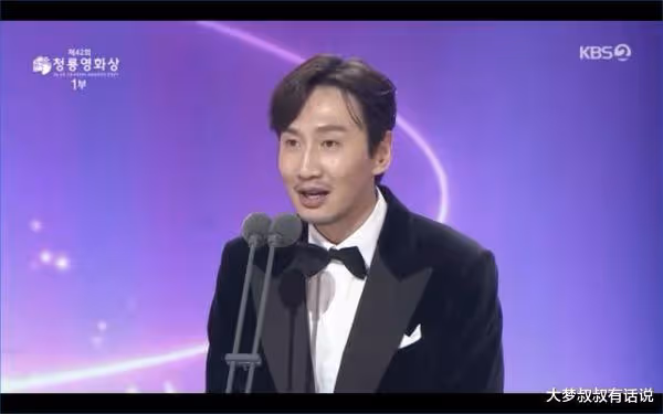 青龍獎／李光洙一開口「全是笑哏」好友趙寅成、宋仲基台下笑歪