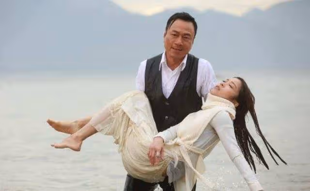 火速上位！女星獲TVB高層力捧，《拳王》里與兩位小生有感情線