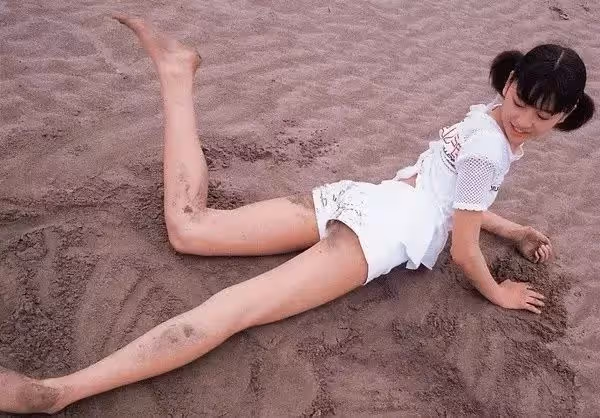 她13歲穿泳裝出道，為證明自己跳恆河、剃光頭，終於打破「花瓶」人設!