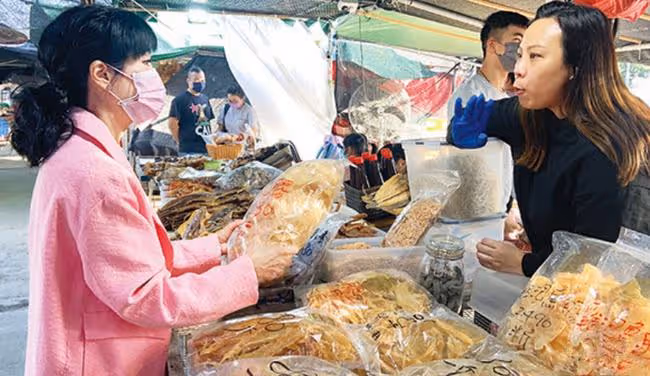 凍齡女神米雪現身菜市場，花萬元買花膠煲養顏湯，66歲未婚無兒女