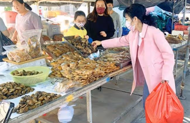 凍齡女神米雪現身菜市場，花萬元買花膠煲養顏湯，66歲未婚無兒女