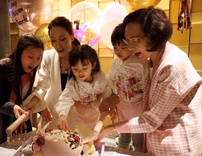 郭可盈開派對慶51歲生日，祖孫三代同框很溫馨，熊黛林長女像姑媽