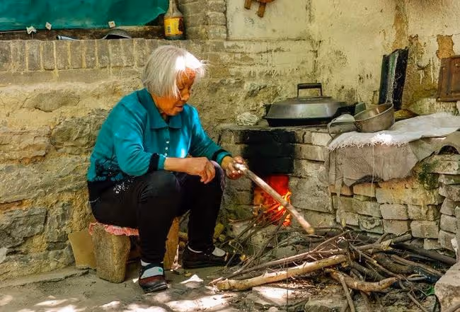 老公每月工資六千, 給公婆兩千生活費, 我氣給他們十萬不想往來!