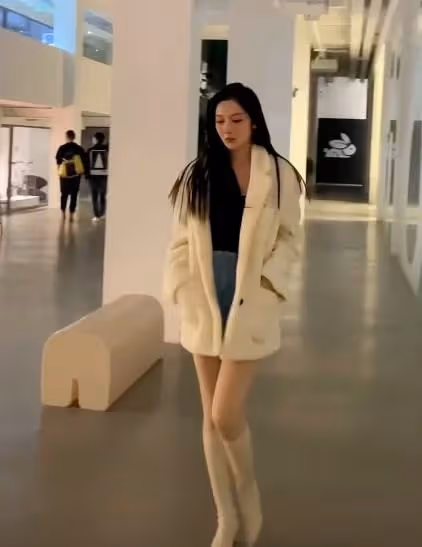 都美竹劇組拍戲曝光，每晚直播禮物收到手軟，發文稱退學準備藝考