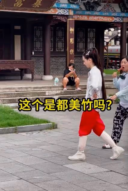 都美竹劇組拍戲曝光，每晚直播禮物收到手軟，發文稱退學準備藝考