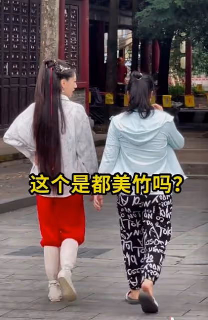 都美竹劇組拍戲曝光，每晚直播禮物收到手軟，發文稱退學準備藝考
