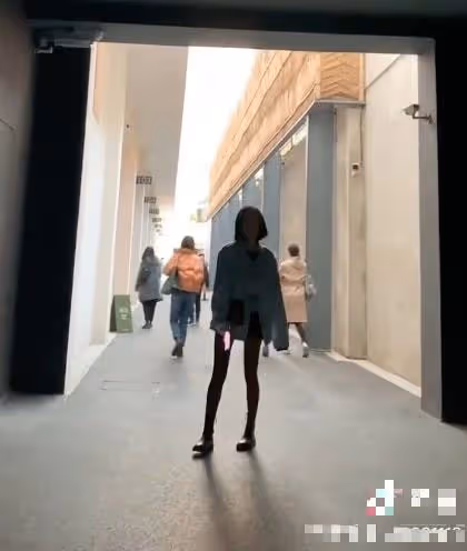 都美竹劇組拍戲曝光，每晚直播禮物收到手軟，發文稱退學準備藝考