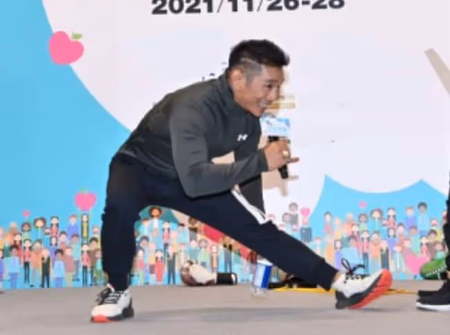 杜德偉哥哥罕露面，息影后轉行當健身教練，63歲身材健碩身手靈活