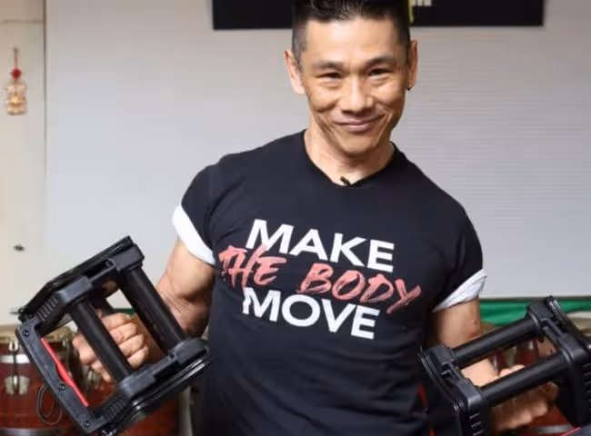 杜德偉哥哥罕露面，息影后轉行當健身教練，63歲身材健碩身手靈活