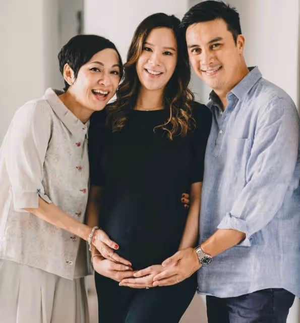 周潤發前妻曬家庭聚會照，女婿親自烹調一桌美食，外孫沒有露面