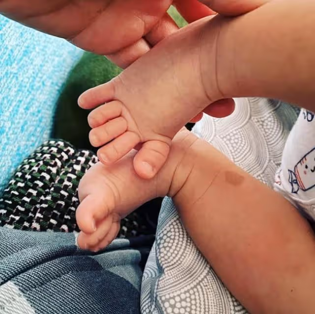 周潤發前妻曬家庭聚會照，女婿親自烹調一桌美食，外孫沒有露面