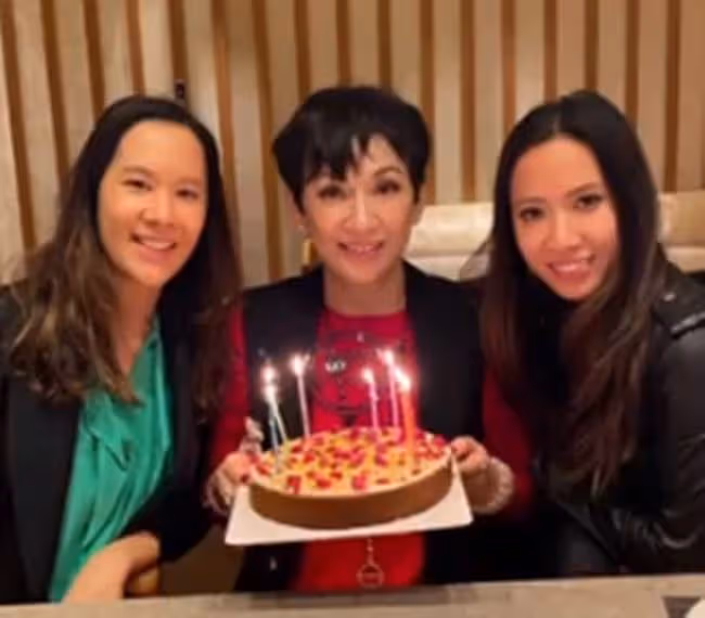 周潤發前妻曬家庭聚會照，女婿親自烹調一桌美食，外孫沒有露面