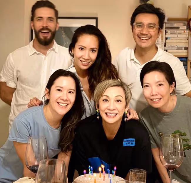 周潤發前妻曬家庭聚會照，女婿親自烹調一桌美食，外孫沒有露面