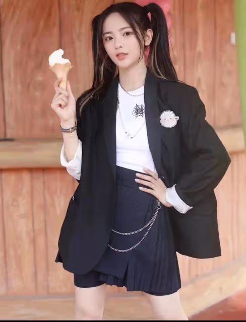 楊超越的人生經歷像極了小說裡面勵志的草根女孩逆襲記