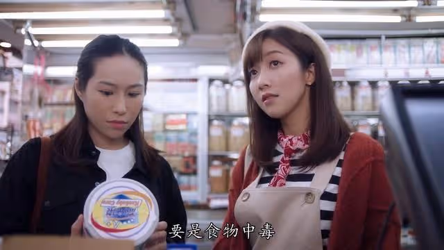66歲米雪為養顏現身市場買花膠，花萬元不遲疑，粉色外套太搶鏡