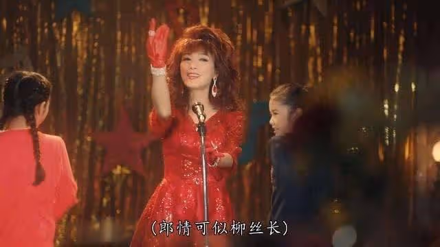 66歲米雪為養顏現身市場買花膠，花萬元不遲疑，粉色外套太搶鏡