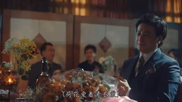 66歲米雪為養顏現身市場買花膠，花萬元不遲疑，粉色外套太搶鏡