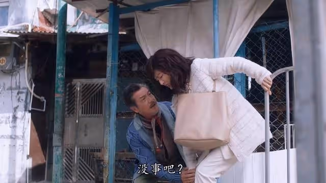 66歲米雪為養顏現身市場買花膠，花萬元不遲疑，粉色外套太搶鏡
