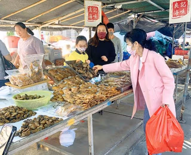 66歲米雪為養顏現身市場買花膠，花萬元不遲疑，粉色外套太搶鏡