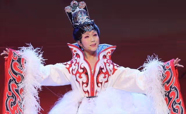 李玉剛:交不起房租和乞丐生活,憑「貴妃」走紅,43歲仍不忘初心