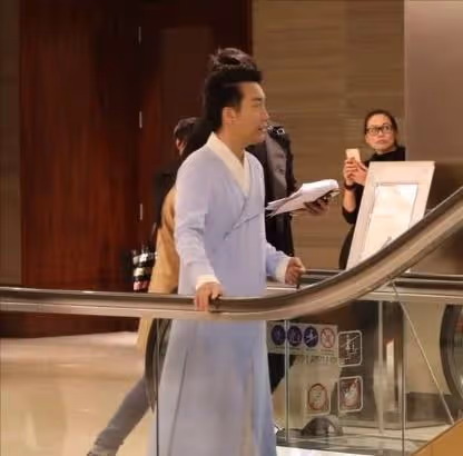李玉剛:交不起房租和乞丐生活,憑「貴妃」走紅,43歲仍不忘初心
