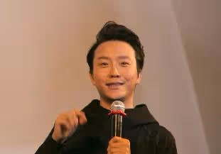 李玉剛:交不起房租和乞丐生活,憑「貴妃」走紅,43歲仍不忘初心