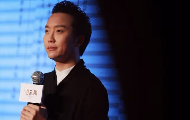 李玉剛:交不起房租和乞丐生活,憑「貴妃」走紅,43歲仍不忘初心