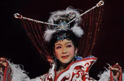 李玉剛:交不起房租和乞丐生活,憑「貴妃」走紅,43歲仍不忘初心