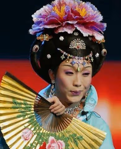 李玉剛:交不起房租和乞丐生活,憑「貴妃」走紅,43歲仍不忘初心