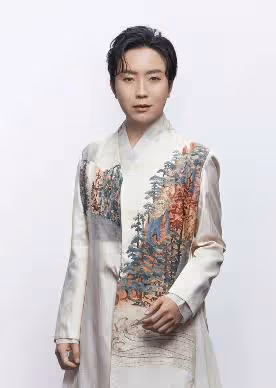 李玉剛:交不起房租和乞丐生活,憑「貴妃」走紅,43歲仍不忘初心
