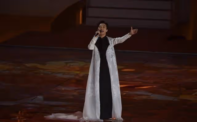 李玉剛:交不起房租和乞丐生活,憑「貴妃」走紅,43歲仍不忘初心