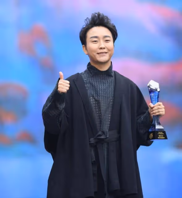 李玉剛:交不起房租和乞丐生活,憑「貴妃」走紅,43歲仍不忘初心