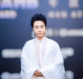 李玉剛:交不起房租和乞丐生活,憑「貴妃」走紅,43歲仍不忘初心