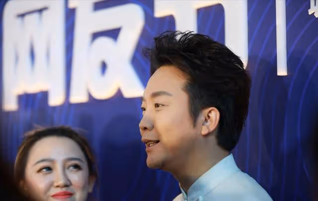 李玉剛:交不起房租和乞丐生活,憑「貴妃」走紅,43歲仍不忘初心