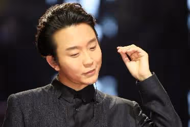 李玉剛:交不起房租和乞丐生活,憑「貴妃」走紅,43歲仍不忘初心