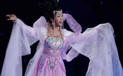 李玉剛:交不起房租和乞丐生活,憑「貴妃」走紅,43歲仍不忘初心